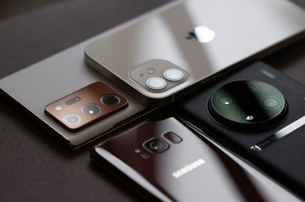 Fidelitatea la smartphone, record în 2026: Românii, mai atașați ca oricând