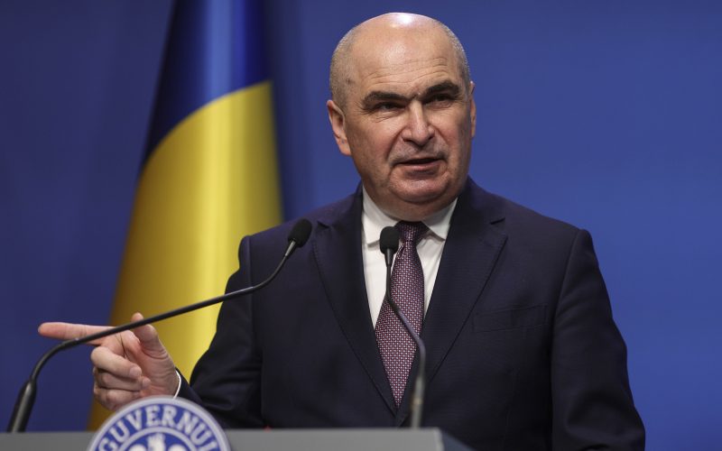 Bolojan, asaltat de întrebări: „Tăiați sinecurile?” LIVE la radio