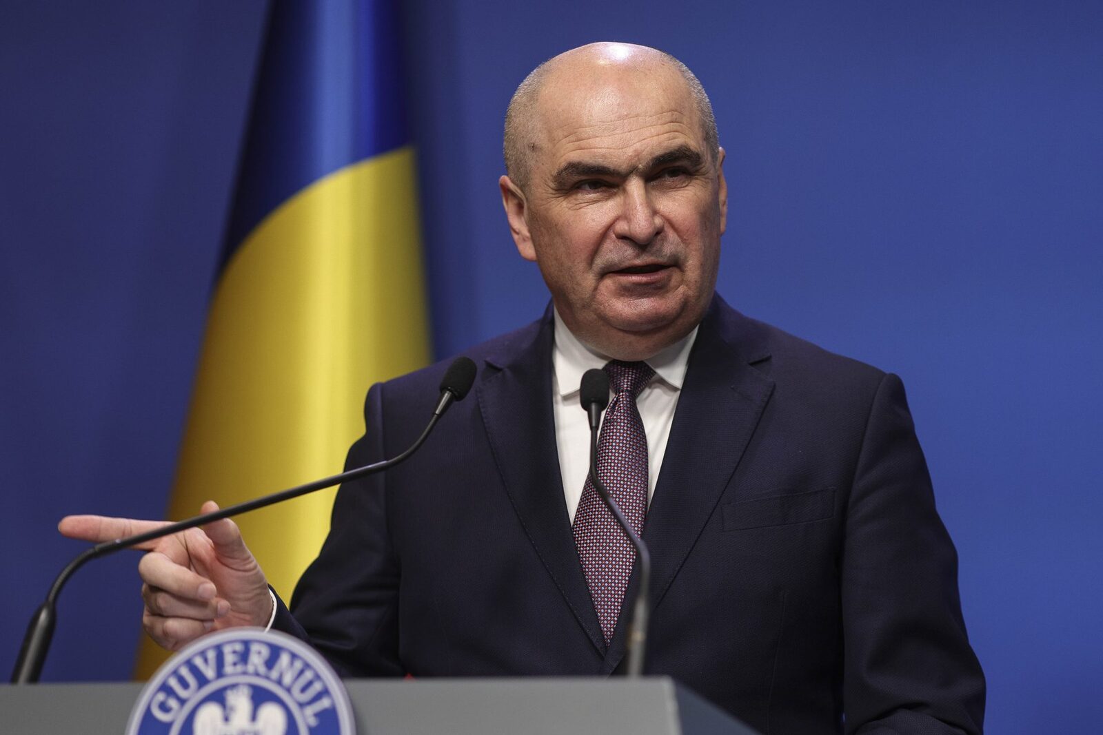 Bolojan, asaltat de întrebări: „Tăiați sinecurile?” LIVE la radio