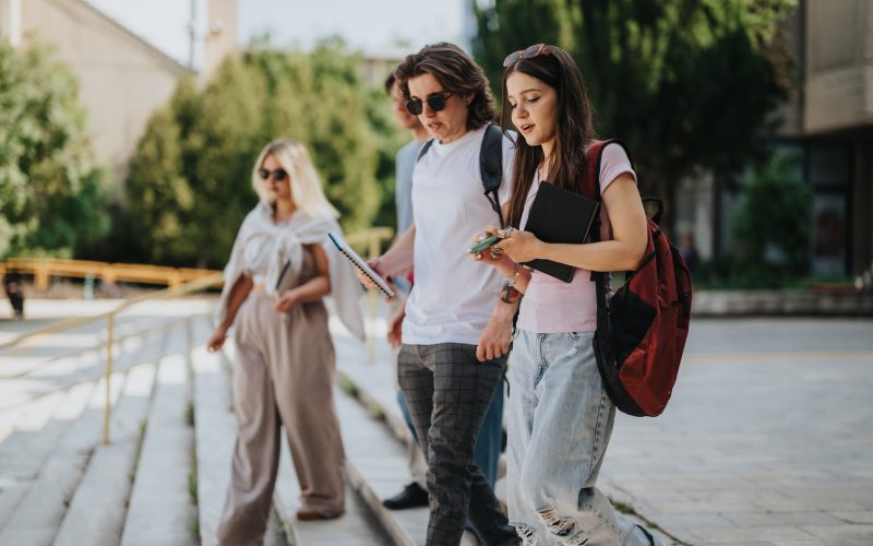 România, prima opțiune pentru tineri: Ce-i motivează să rămână acasă