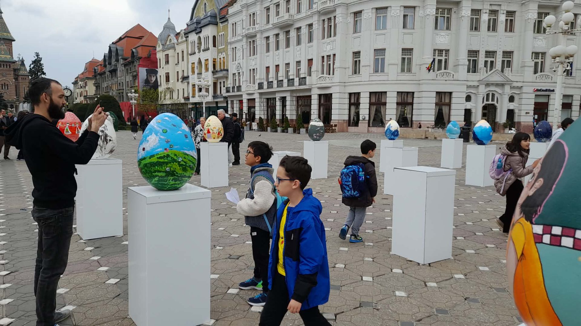 Weekend incendiar în marile orașe: Târguri florii, concerte, și… aruncatul toporului