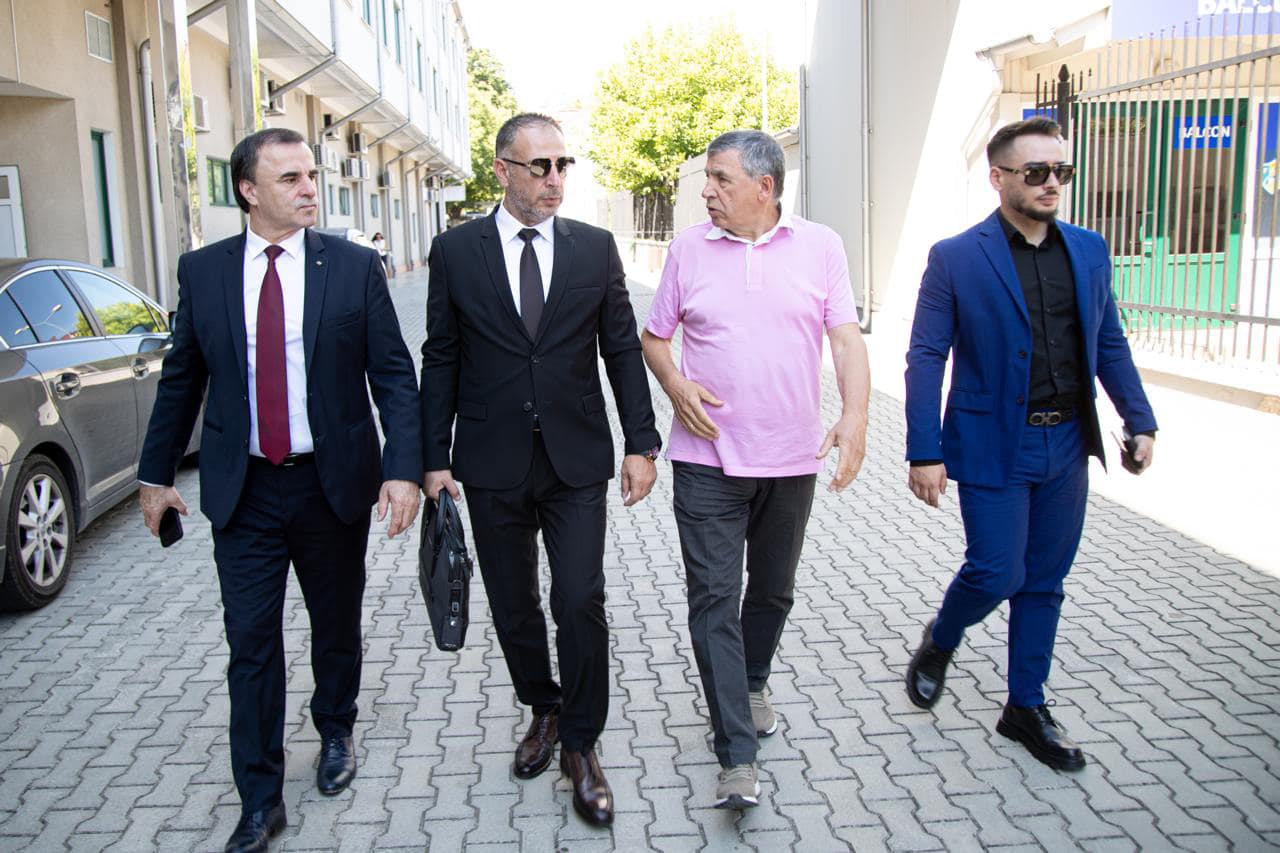 Implicarea familiei Bicuți în afacerea „Pozele Elenei Lasconi”, care a zguduit campania prezidențială, ridică semne de întrebare cu privire la afacerile derulate de cei doi, în special cele legate de fonduri publice