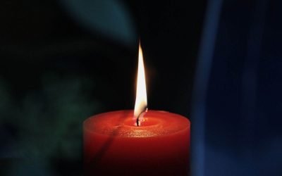 Sfânta Lumină ajunge azi la București: Credincioșii așteaptă cu emoție