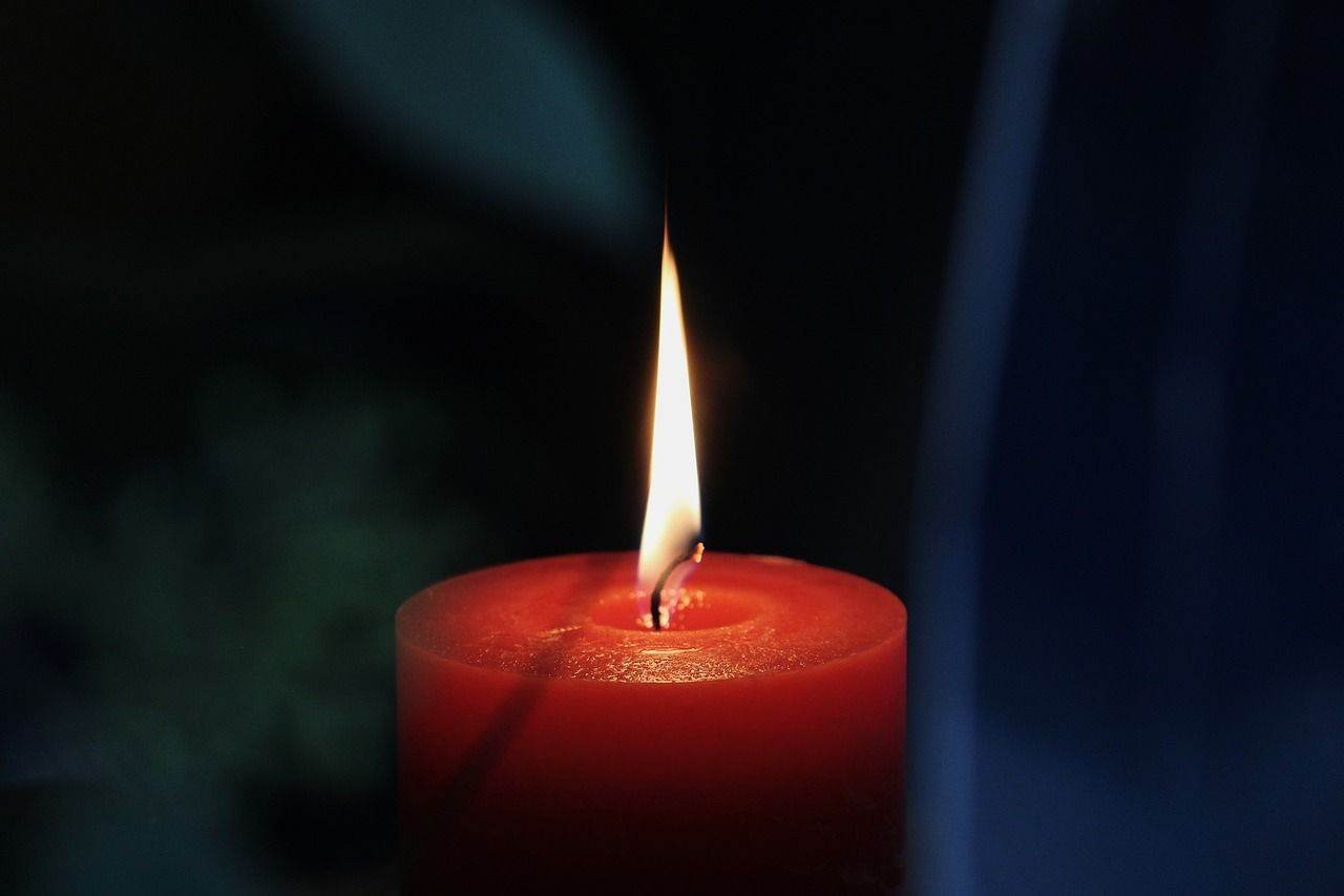 Sfânta Lumină ajunge azi la București: Credincioșii așteaptă cu emoție
