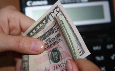 Dolarul, sub presiune: Iranul și riscurile geopolitice limitează scăderile