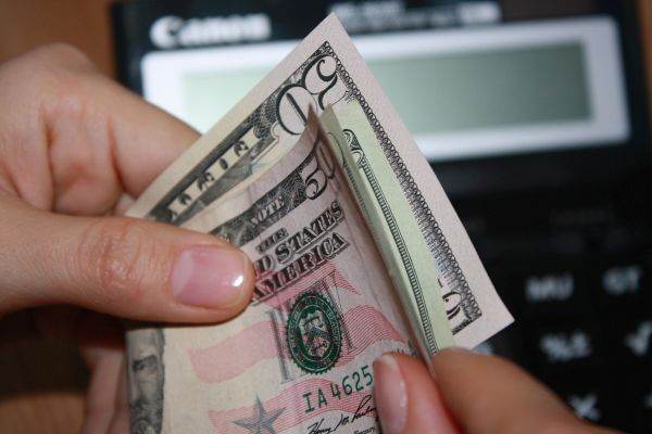 Dolarul, sub presiune: Iranul și riscurile geopolitice limitează scăderile