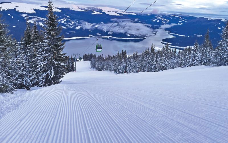 Pe pârtiile din Sinaia și de pe Transalpina se va schia și de Paște, spre bucuria iubitorilor de sporturi de iarnă