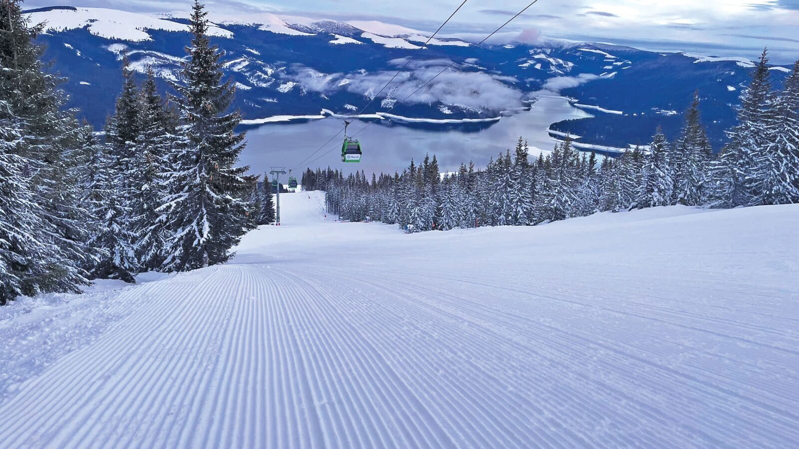 Pe pârtiile din Sinaia și de pe Transalpina se va schia și de Paște, spre bucuria iubitorilor de sporturi de iarnă