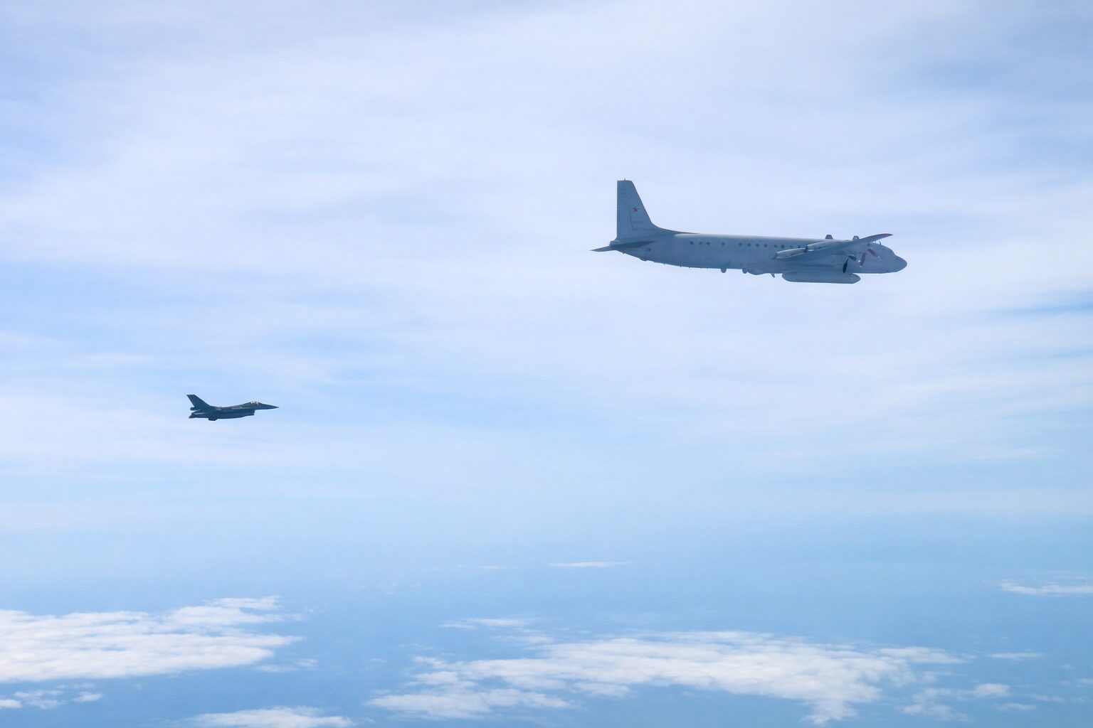 F-16 ROMÂNEȘTI, misiunea LIMITĂ: Avion Rusesc, interceptat în Baltica