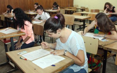 Simulările de Bacalaureat din martie 2026, cu rezultate încurajatoare pentru elevi Simulările probelor scrise ale examenului de Bacalaureat, desfășurate în perioada 23-26 martie 2026, au arătat o creștere a numărului de elevi cu note peste 5, comparativ cu anul precedent