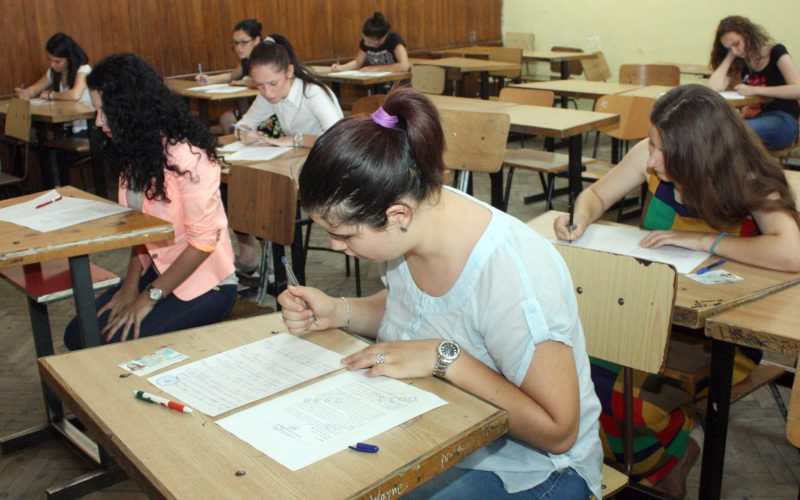 Simulările de Bacalaureat din martie 2026, cu rezultate încurajatoare pentru elevi Simulările probelor scrise ale examenului de Bacalaureat, desfășurate în perioada 23-26 martie 2026, au arătat o creștere a numărului de elevi cu note peste 5, comparativ cu anul precedent