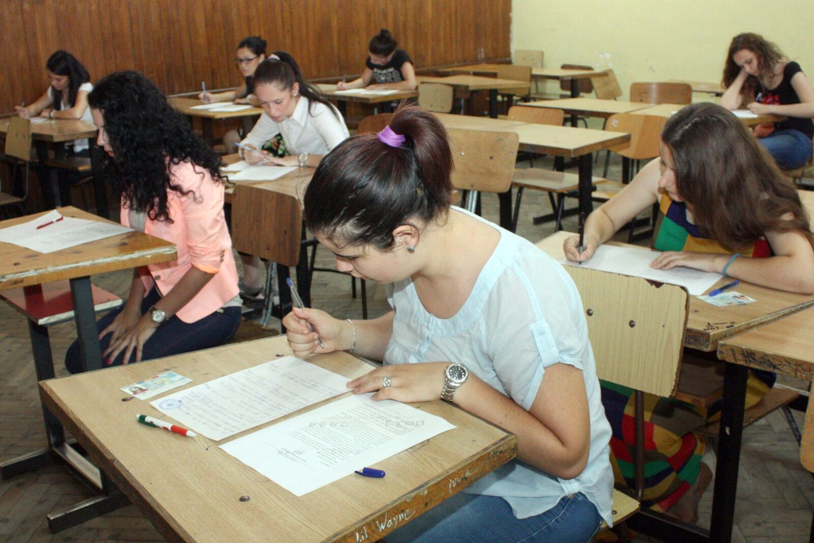 Simulările de Bacalaureat din martie 2026, cu rezultate încurajatoare pentru elevi Simulările probelor scrise ale examenului de Bacalaureat, desfășurate în perioada 23-26 martie 2026, au arătat o creștere a numărului de elevi cu note peste 5, comparativ cu anul precedent