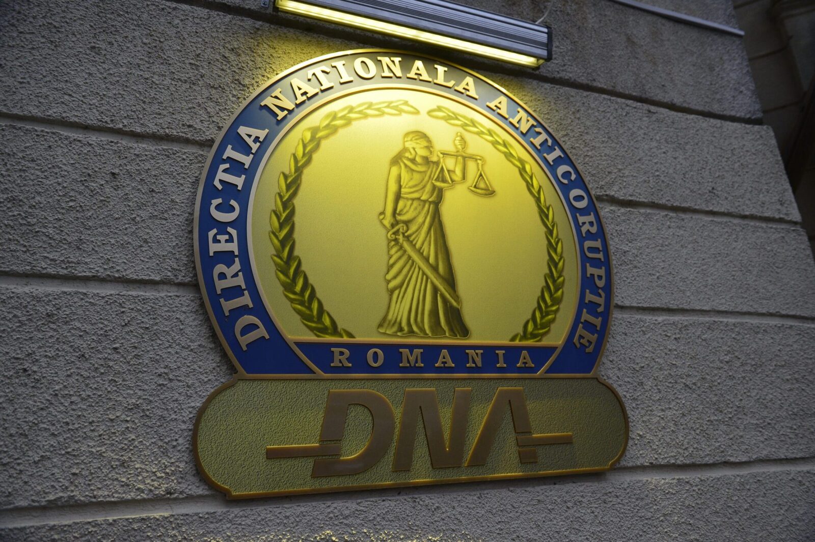 Scandal uriaș în Argeș: Achiziții supraevaluate de locuințe pentru persoane vulnerabile, pe fondul unor suspiciuni de corupție Un dosar de corupție zguduie județul Argeș, după ce procurorii au trimis în judecată mai multe persoane implicate în achiziția unor locuințe destinate persoanelor vulnerabile