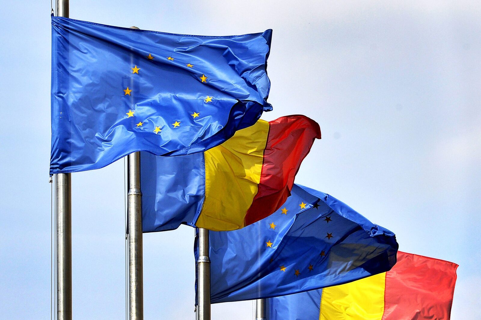 Scădere majoră a încrederii în statul român, NATO și UE. Românii, împotriva conflictelor