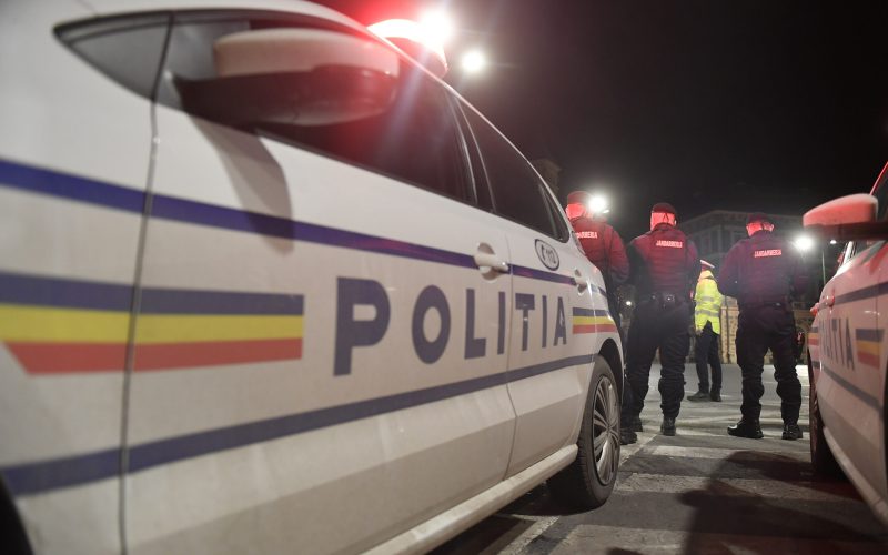 Tineri, prinși într-un carusel: Intervenție spectaculoasă a pompierilor