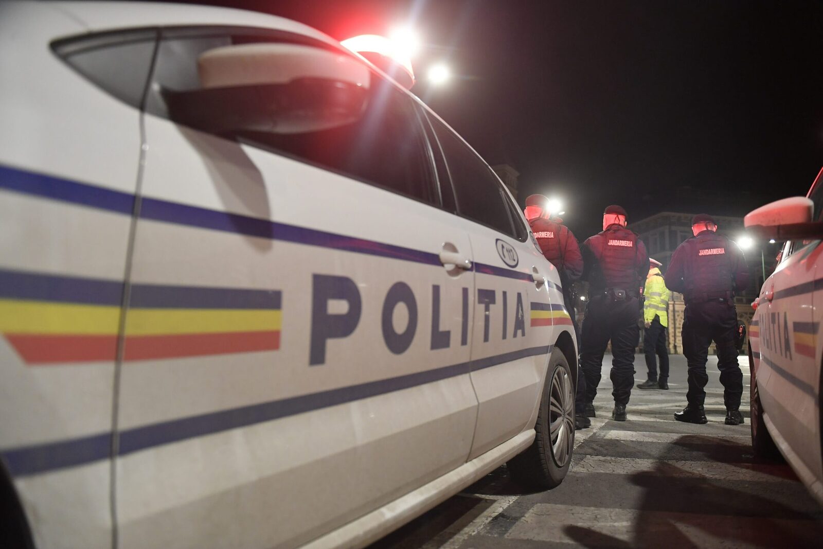 Tineri, prinși într-un carusel: Intervenție spectaculoasă a pompierilor