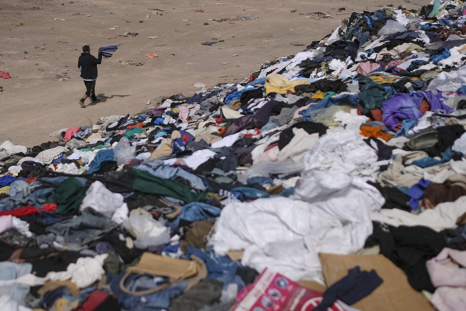 Minst. Mediului: Lacăt pe hainele second-hand? OUG controversată, mari probleme