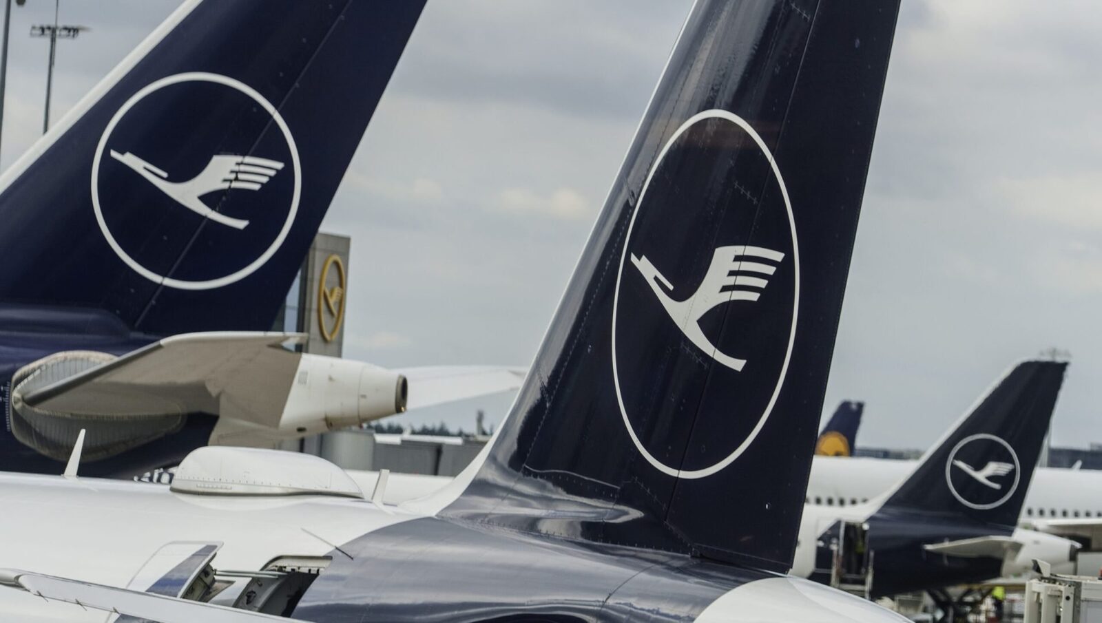 Traficul aerian dintre România și Germania este serios perturbat vineri din cauza unei greve în cadrul companiei Lufthansa