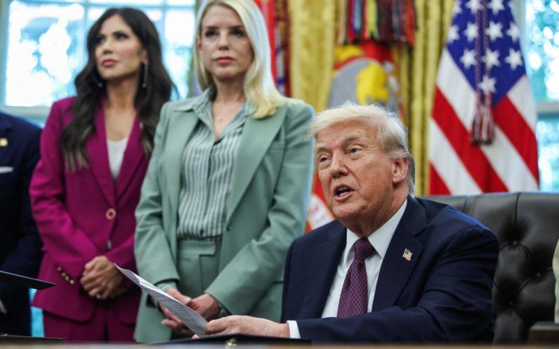 Dramă la Casa Albă: Donald Trump, ignoră consilierii, face ce-l taie capul