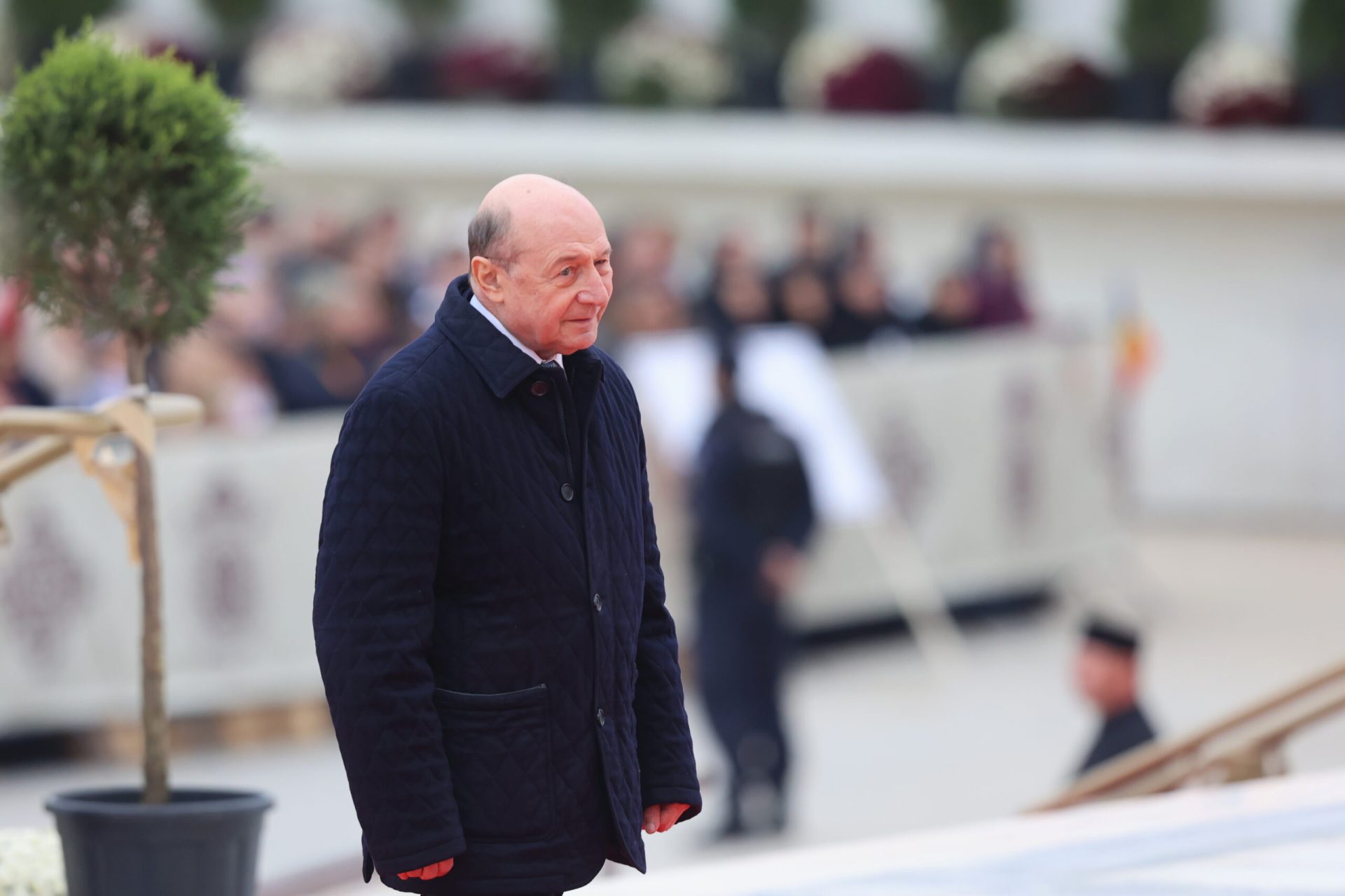 Băsescu: Raționalizarea carburanților, soluția anti-criză, plafonarea, o greșeală