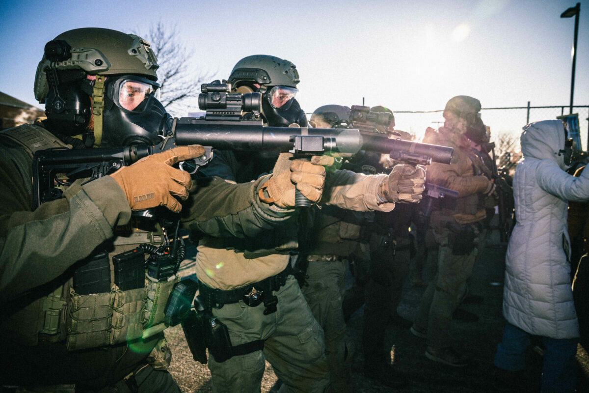 Profesorul român care sfidează ice: Aplicația cu ia care anunță sosirea poliției