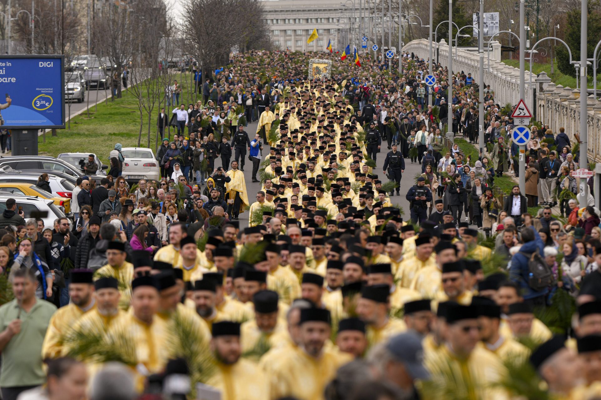 Pelerinaj de florii la București: Mii de credincioși, procesiune de la catedrala națională