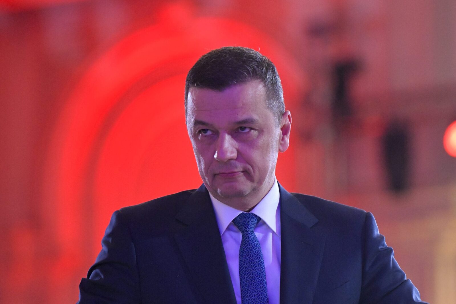 România, din nou în prag de criză? Politico avertizează
