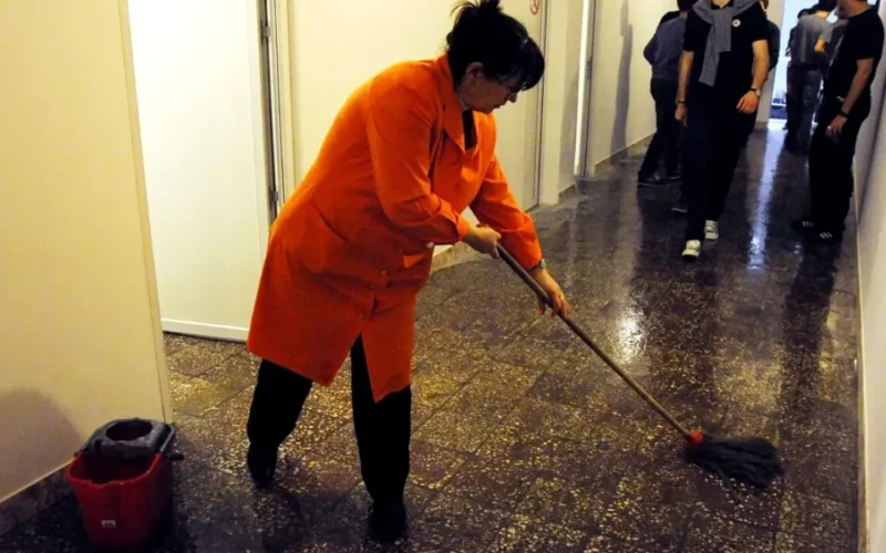 Românii, revoltați: „Femeia de serviciu” câștigă mai mult decât un absolvent