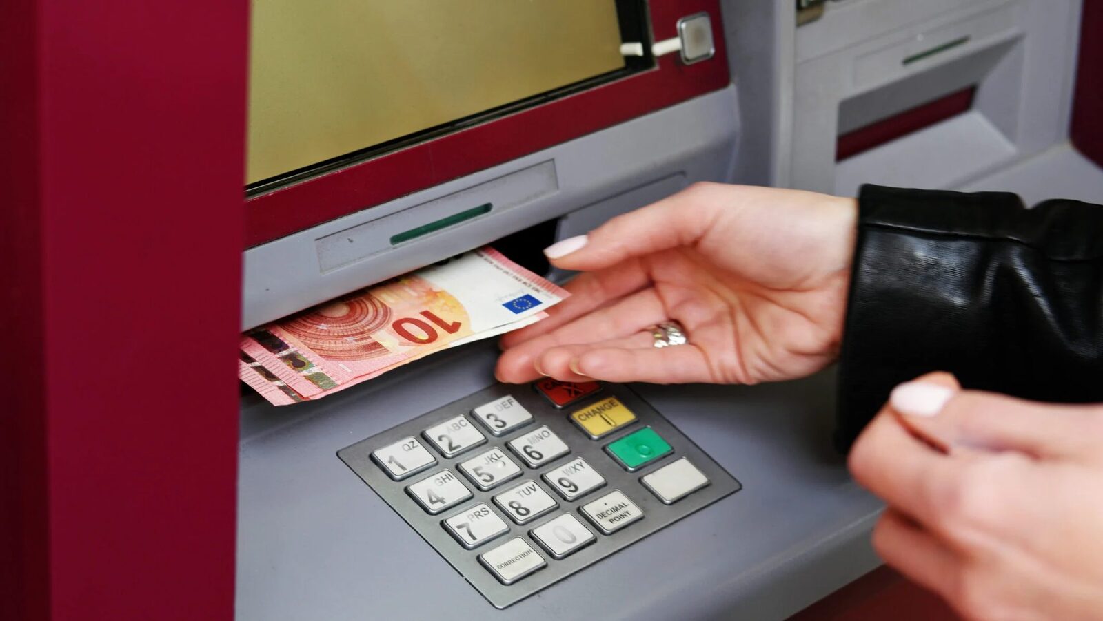 Atenție la bancomat: Schimbări majore pentru românii cu carduri, în UE