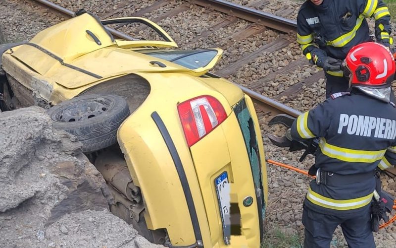 Accident grav pe DN7, în Vâlcea: un autoturism a fost proiectat lângă calea ferată. Două victime sunt resuscitate la fața locului