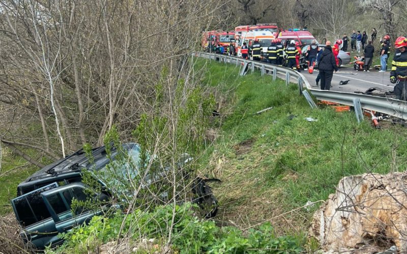 Accident grav în Sibiu cu două mașini implicate: cinci persoane au fost duse la spital, între care un tânăr și doi adolescenți