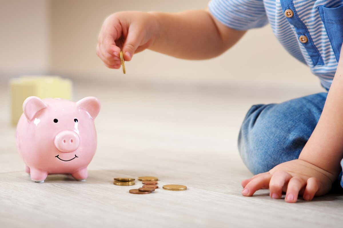 Alocațiile și indemnizațiile sociale intră mai repede în aprilie Familiile din România cu copii și beneficiarii de ajutoare sociale vor primi banii mai devreme în luna aprilie