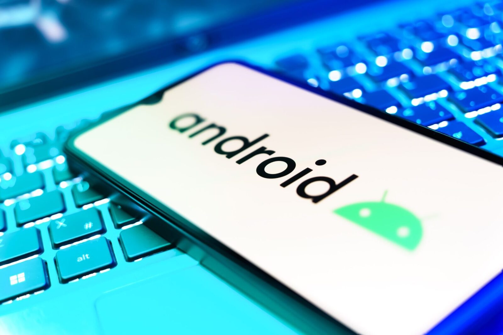 Peste 2,3 milioane de dispozitive Android au fost infectate cu malware prin aplicații disponibile pe Google Play, conform unei analize recent publicate