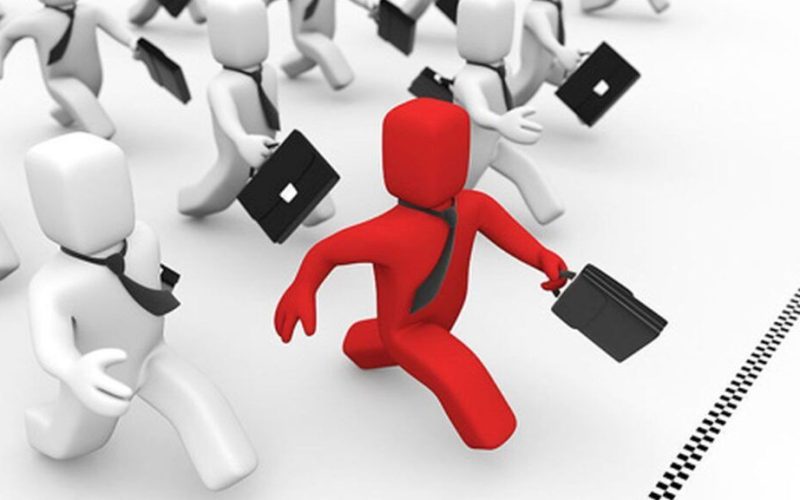 Cei care lucrează la stat vor avea o perioadă limitată în 2026 în care vor putea cumula pensia cu salariul, o măsură care ridică semne de întrebare