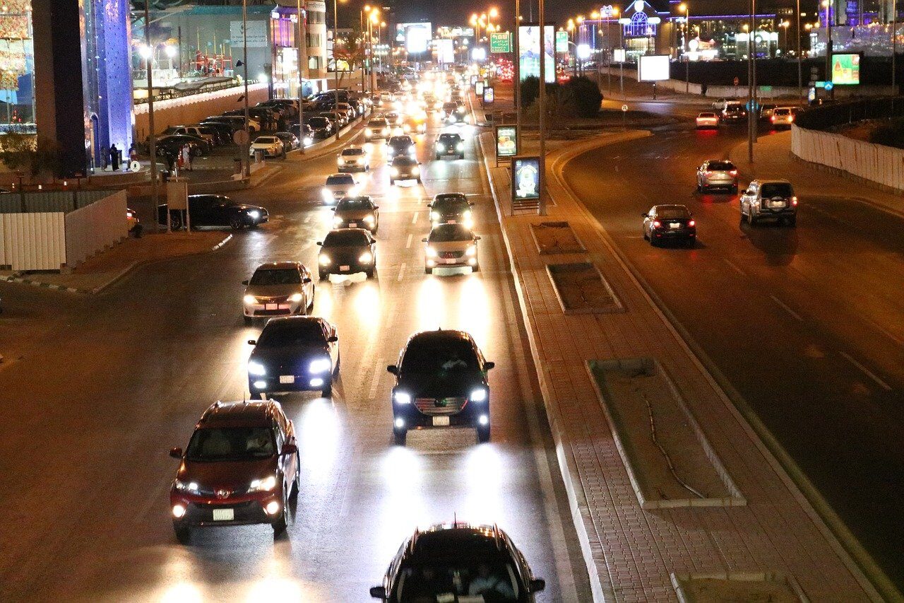 Atacurile asupra instalațiilor energetice din Arabia Saudită au redus drastic producția de petrol Atacurile recente asupra unor instalații petroliere din Arabia Saudită au condus la o scădere semnificativă a capacității de producție a regatului, cu consecințe majore la nivel global