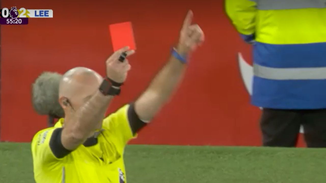 Fază rarisimă în Manchester United – Leeds: arbitrul l-a eliminat imediat după ce a fost chemat la VAR