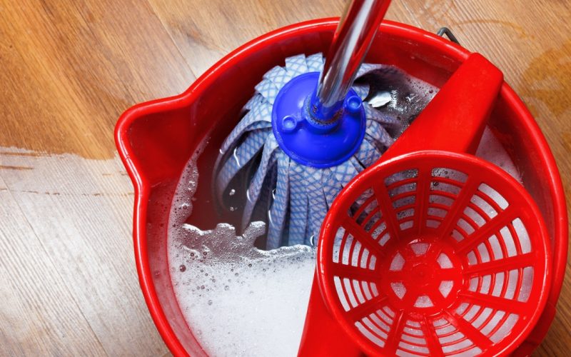 Așa îți distrugi parchetul: Greșelile de curățare pe care le faci zilnic