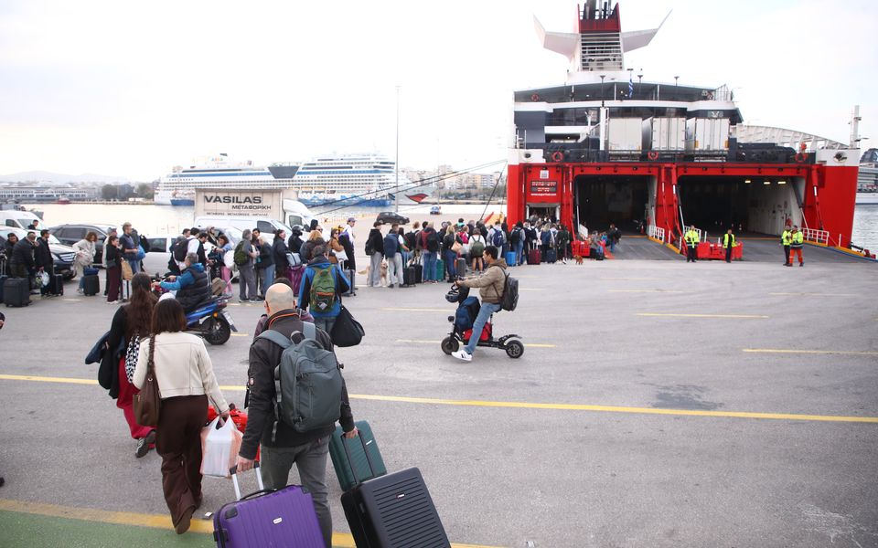 Last wave of Easter travelers swarm Attica ports