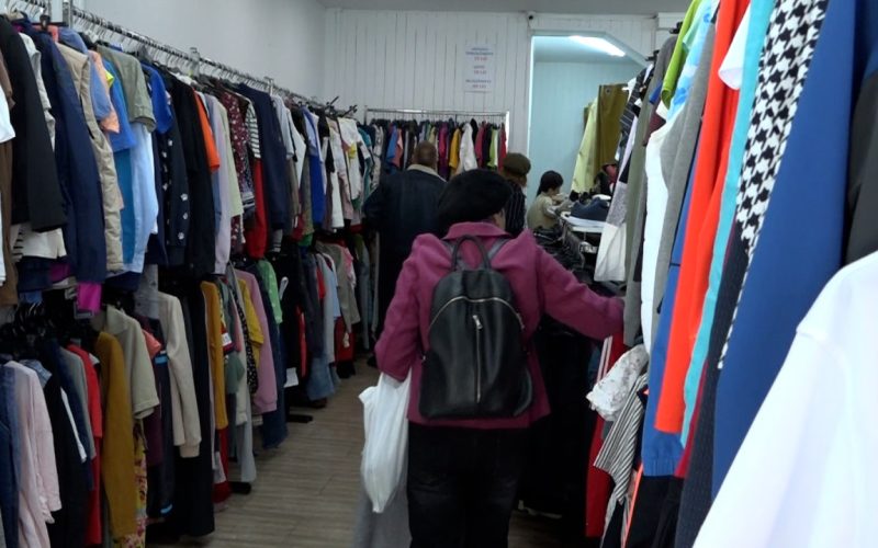 Haine second-hand, mai scumpe: Ministerul Mediului blochează importurile de deșeuri