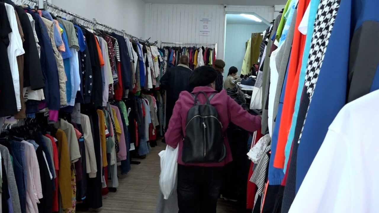 Haine second-hand, mai scumpe: Ministerul Mediului blochează importurile de deșeuri