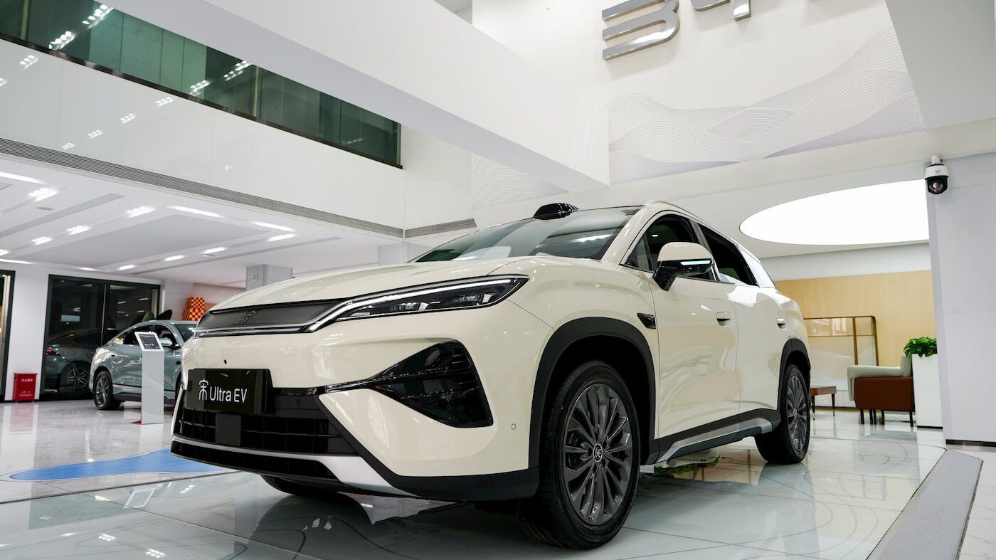 BYD zguduie din nou piața auto: SUV electric sub 20.000 de euro și alimentare ultra-rapidă Producătorul chinez de automobile electrice BYD face valuri din nou, lansând un SUV electric cu un preț de pornire extrem de competitiv, sub pragul de 20.000 de euro