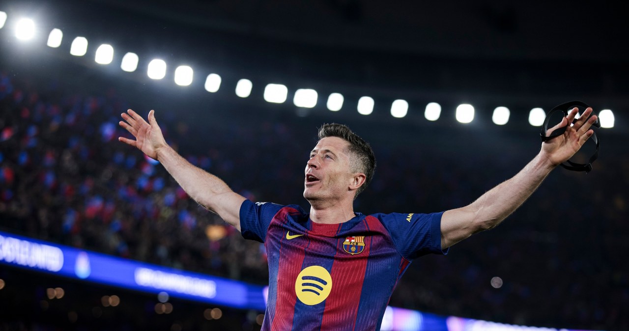 Dwóch piłkarzy w sportowych strojach z opuszczonymi głowami, jeden trzyma dłoń przy twarzy, drugi ma ręce na biodrach. Ich wyraz twarzy i postawa sugerują rozczarowanie bądź smutek po wydarzeniach na boisku.