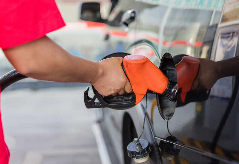 Benzina și motorina se ieftinesc puternic din nou, iar la pompe apare o situație mai puțin obișnuită