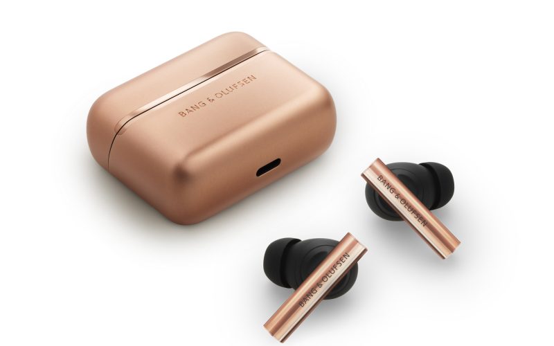 B&O uimește: Căștile Beo Grace în nuanța Honey Tone, un lux scump!