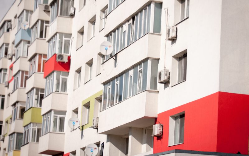 Nouă regulă la bloc: Ce nu se va mai putea monta pe fațadele clădirilor din București