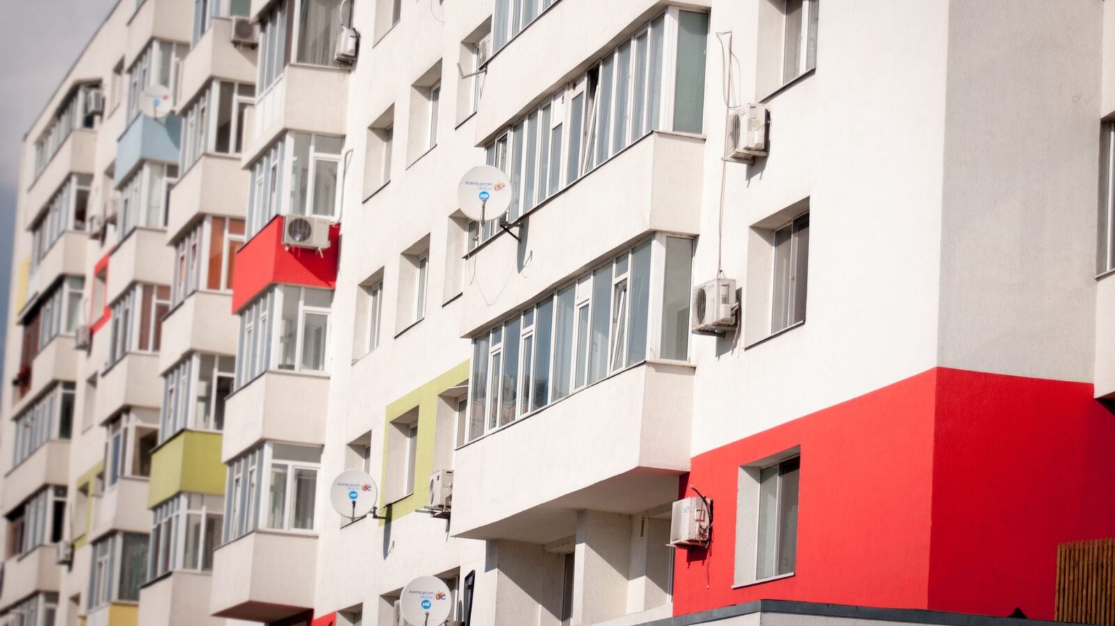 O nouă reglementare ar putea schimba peisajul urban din Ploiești, unde administrația locală propune interzicerea panourilor publicitare luminoase LED pe fațadele clădirilor