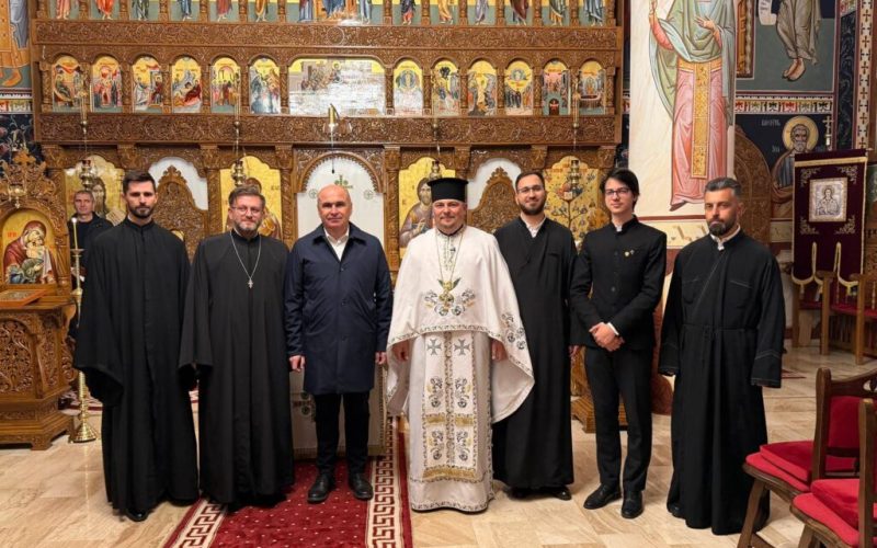 Ilie Bolojan, la Sînmartin, în noaptea de Înviere. Premierul, printre credincioși, la slujba de Paște