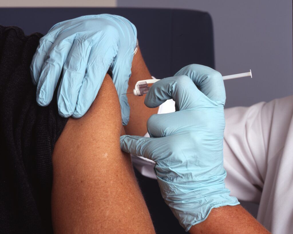 Poți dona sânge după vaccin? Răspunsul autorităților medicale