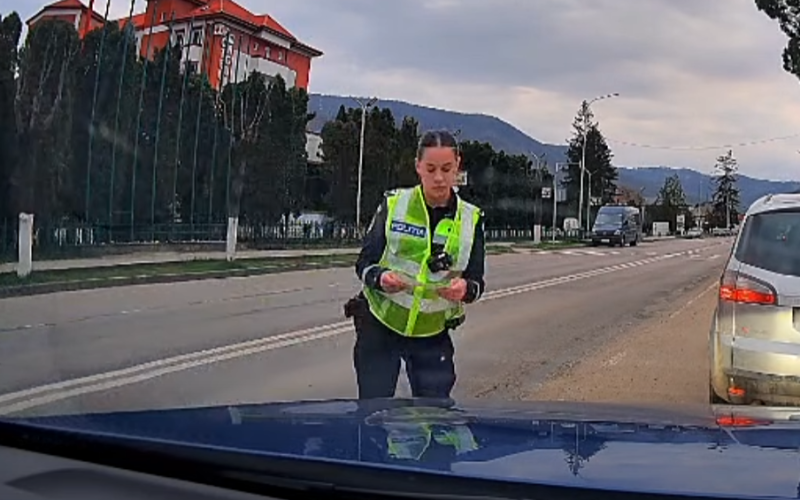 Polițistă din Târgu Ocna, filmată amendând șofer pe verde. IPJ Bacău, așteptat într-o reacție