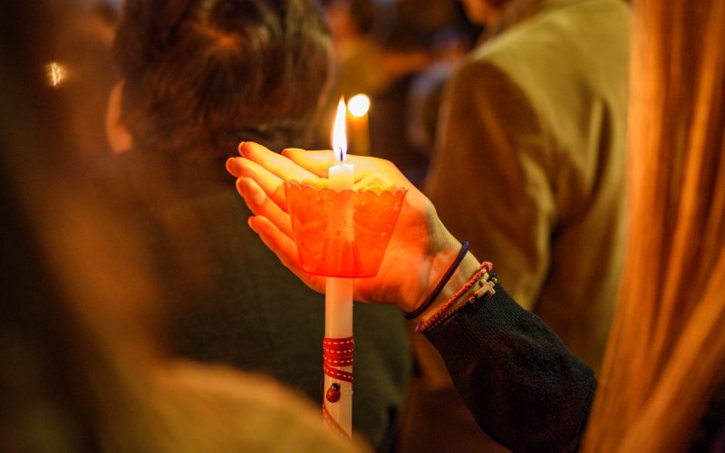 Ce faci cu lumânarea de la Înviere? Când și cum o mai poți folosi